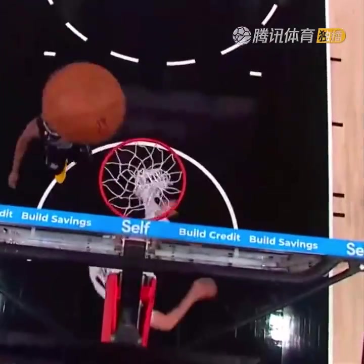 罕見一幕！努爾基奇拋投 球神奇停在籃板上沿 看呆凱爾登?。ㄅ瑺柣婕\）
