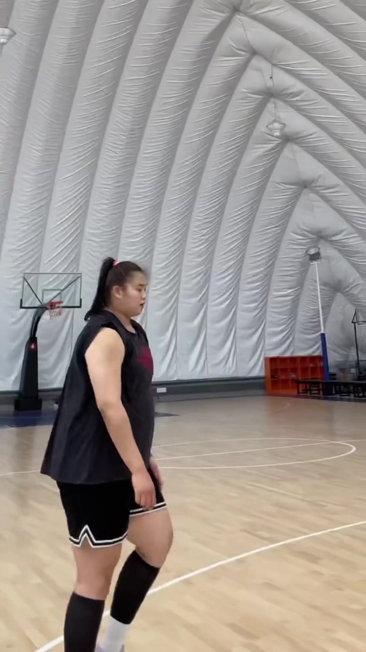 嚯，好魁梧！大寶貝劉禹彤背打你，你能頂住嗎？